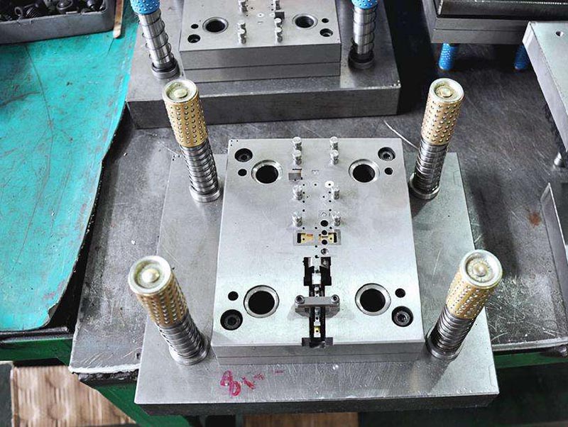 龙里模具制造-01